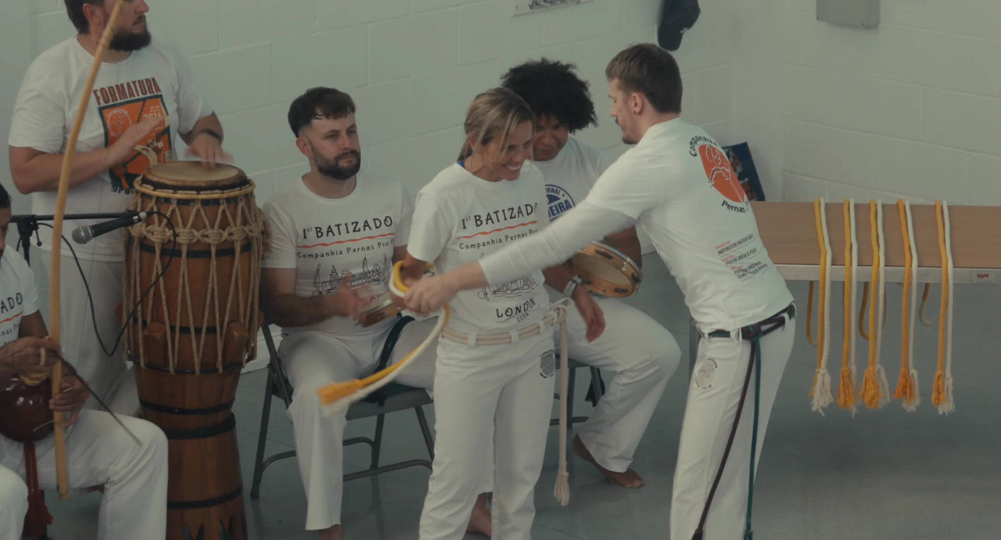 A student receiving a cord beside the musicians