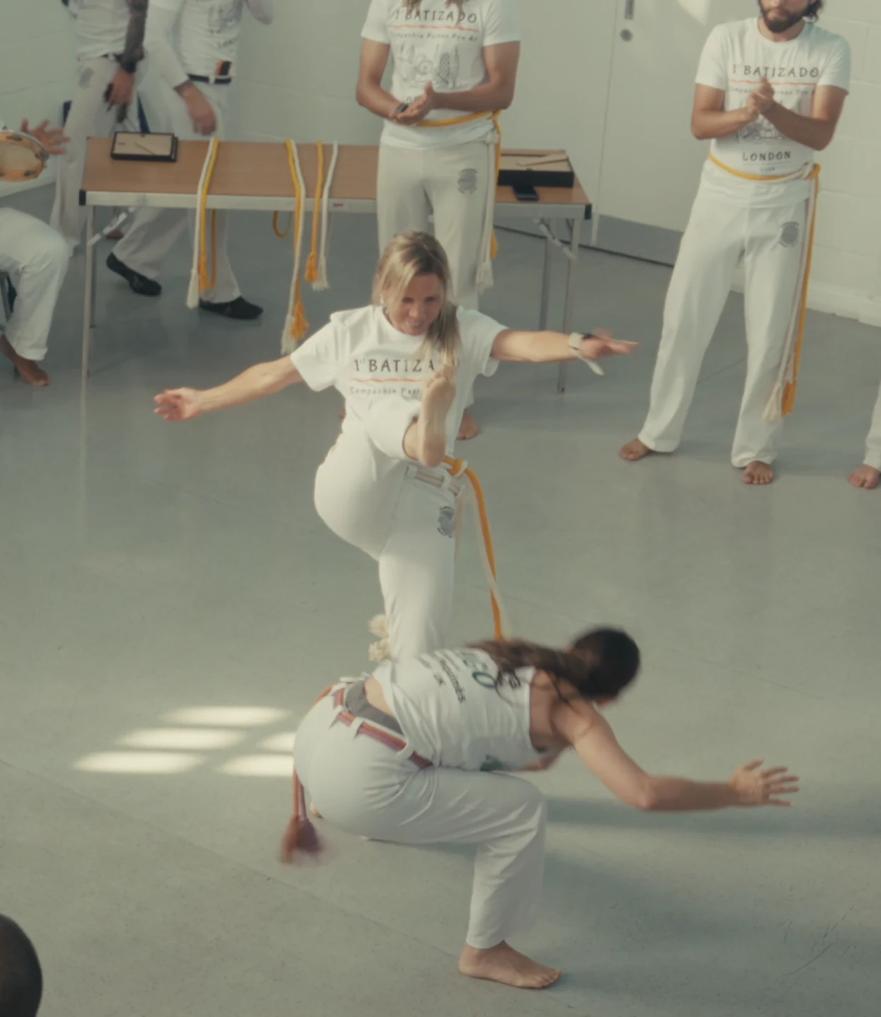 A kick and an evasion during a Capoeira game