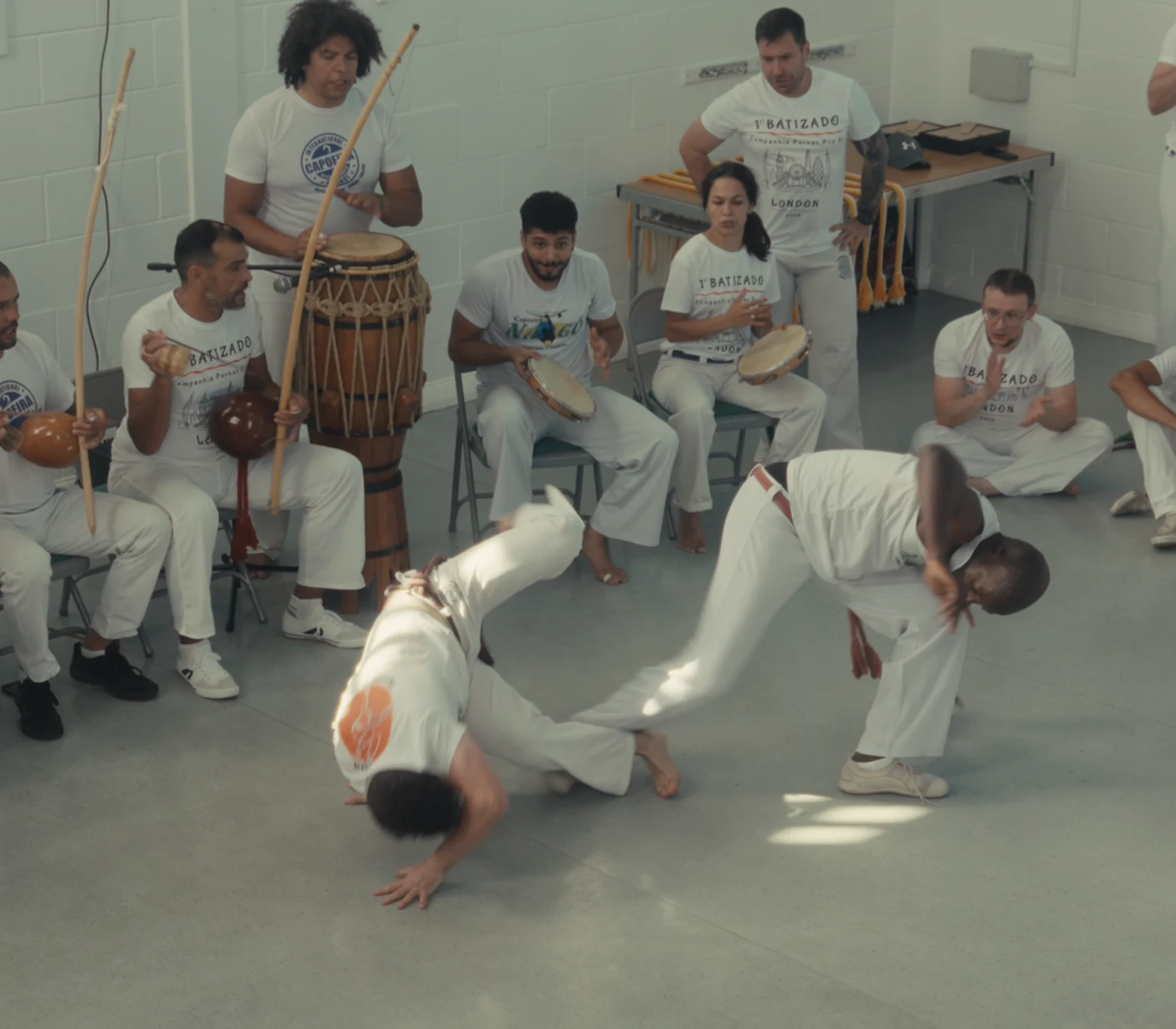 A low movement and a kick in front of the musicians